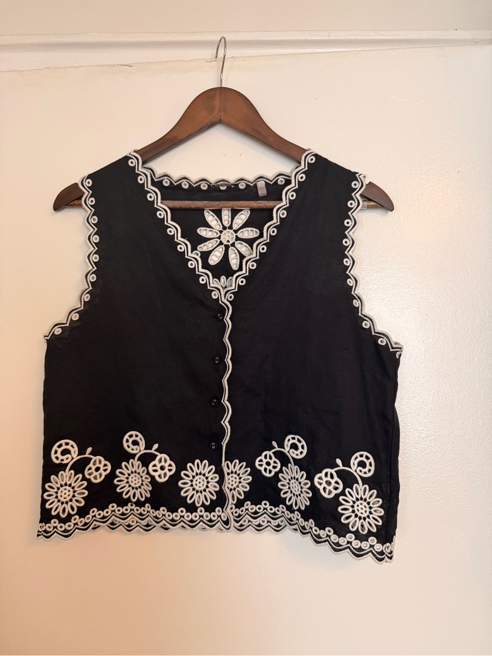 Tahari Black Ivory Embroidered Linen Tencel Cropped Vest Top - Medium